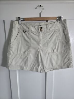 G.H. Bass & Co.  pale cream beige Utility Shorts, Safari Chic, Size 6